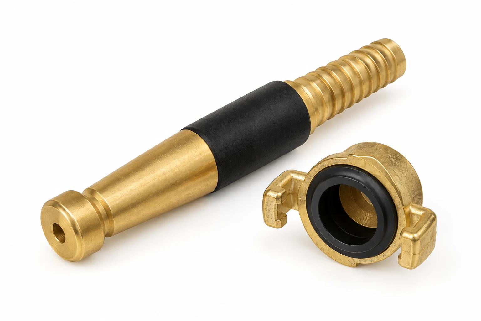 Regulowana dysza zraszająca wody 1/2” z tuleją na wąż 12,5 mm i złączka geka - zdjęcie katalogowe na jasnym tle, pozycja ustawiona tak, żeby widać było gwinty i przyłącza; obok złączka albo linijka jako skala. Kod 0068/B.